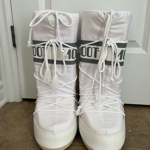Brand new Moon boots, never worn, still has the tag on